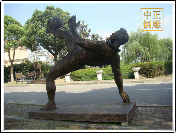 踢足球銅雕塑.jpg 踢足球銅雕塑.jpg