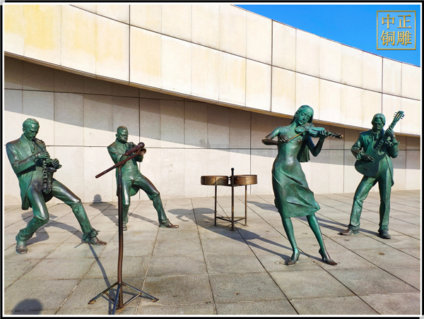 廣場(chǎng)人物銅雕塑.jpg