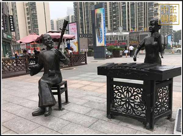 街邊彈曲人物銅雕塑.jpg