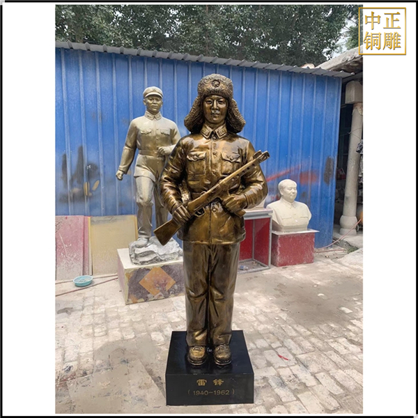 雷鋒抱搶人物銅雕塑.jpg 雷鋒抱搶人物銅雕塑.jpg