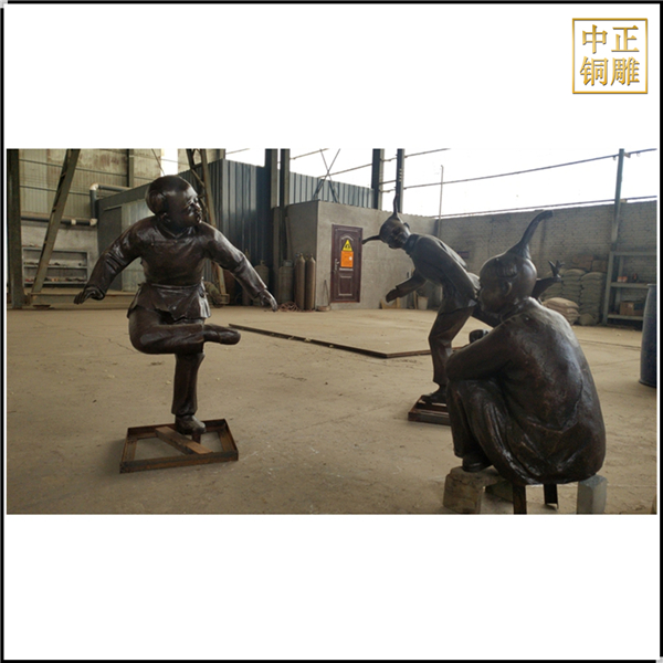 三個(gè)小孩踢毽子人物銅雕塑.jpg 三個(gè)小孩踢毽子人物銅雕塑.jpg