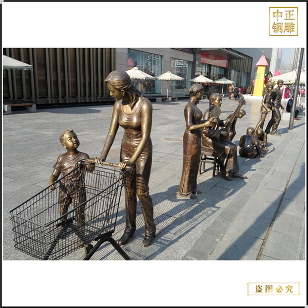 11商場門前母子逛超市人物雕塑.jpg