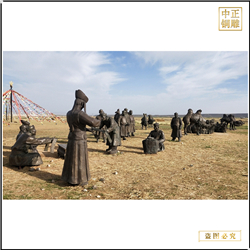 室外草原人物休息雕塑?