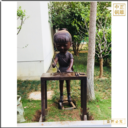 小女孩寫(xiě)字銅雕塑 