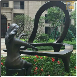 小區彈琴人物銅雕塑