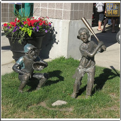 小孩打棒球人物銅雕塑 小孩打棒球人物銅雕塑